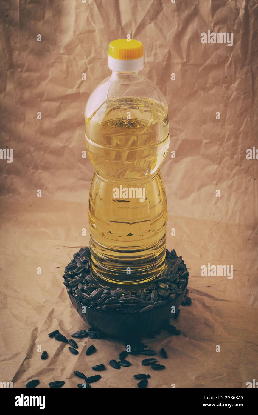 huile de tournesol avec un sac de graines et une cuillère en bois Banque D'Images