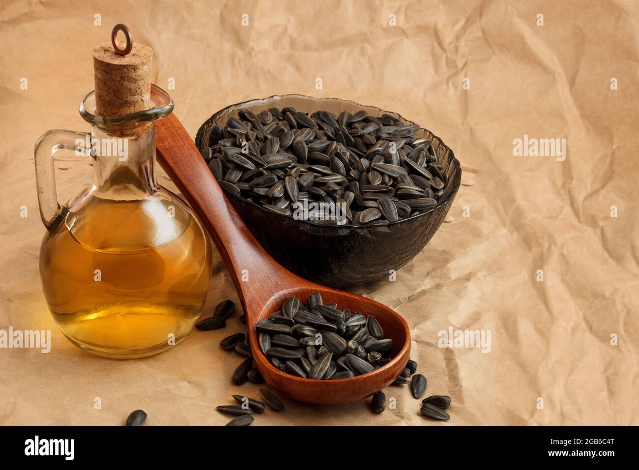 huile de tournesol avec un sac de graines et une cuillère en bois Banque D'Images