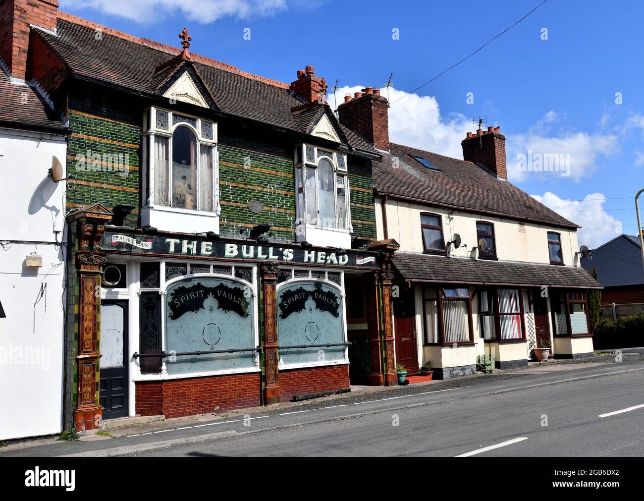 La maison publique de Bull's Head est un pub anglais classique et un bâtiment classé de classe 2 qui a fermé et mis en vente Banque D'Images