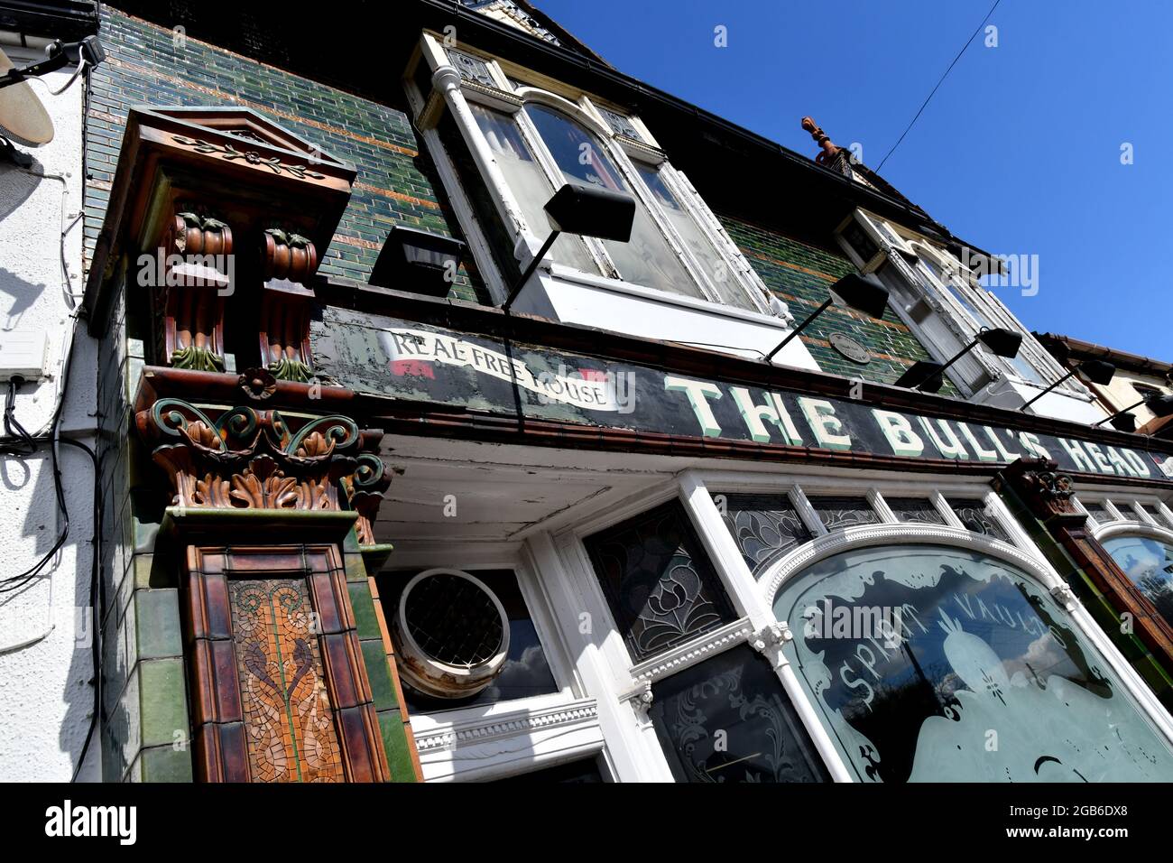 La maison publique de Bull's Head est un pub anglais classique et un bâtiment classé de classe 2 qui a fermé et mis en vente Banque D'Images