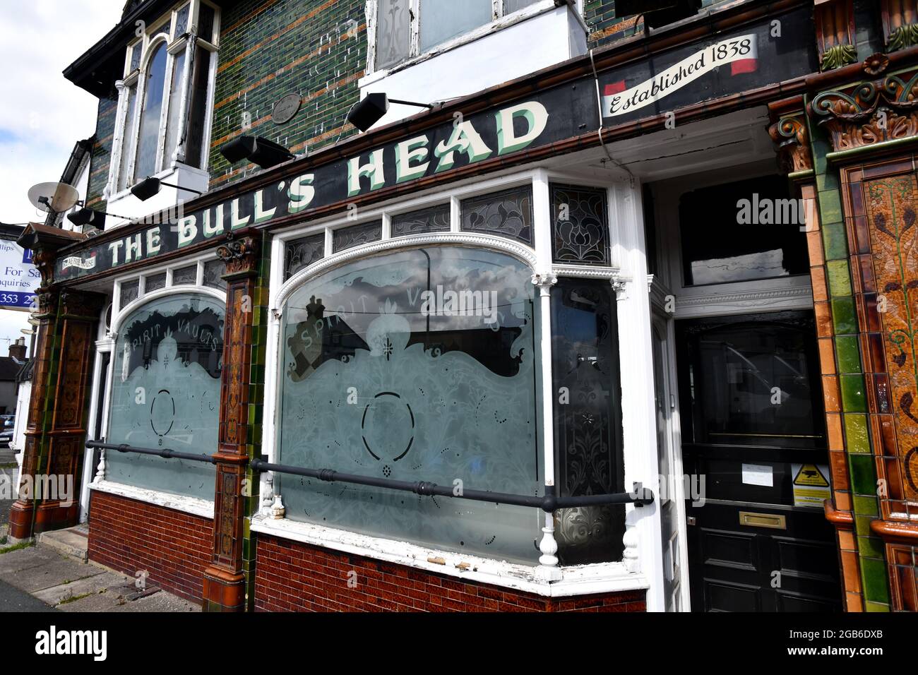 La maison publique de Bull's Head est un pub anglais classique et un bâtiment classé de classe 2 qui a fermé et mis en vente Banque D'Images