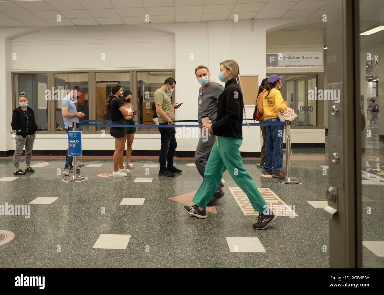 Brooklyn, New York, États-Unis. 2 août 2021. Les employés de l'hôpital Bellevue attendent en ligne pour recevoir le vaccin le premier jour du mandat de vaccination Covid-19 de NYC Health and Hospitals pour tous les employés des hôpitaux publics. New York, NY. 20210802 NOUVEAU (image de crédit: © Edna Leshowitz/ZUMA Press Wire) crédit: ZUMA Press, Inc./Alamy Live News Banque D'Images