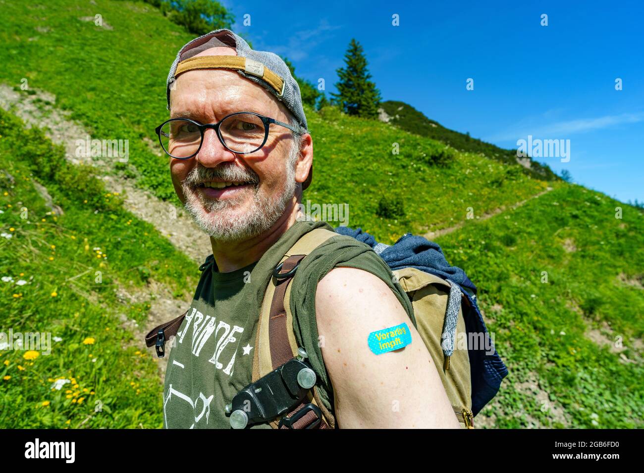 Randonneurs avec un pavé qui dit "Vorarlberg vaccine". Nous aimons la liberté dans les montagnes et ne voulons pas laisser Corona nous descendre. Dans les montagnes Banque D'Images