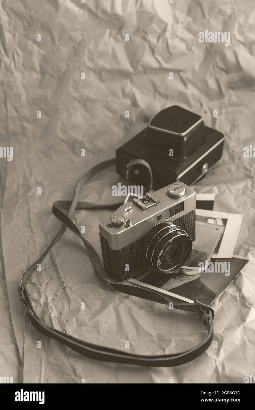 Appareil photo de film vintage sur fond de papier froissé. FED Mikron-2, Chisinau, Moldova, 15 mars 2021. Banque D'Images
