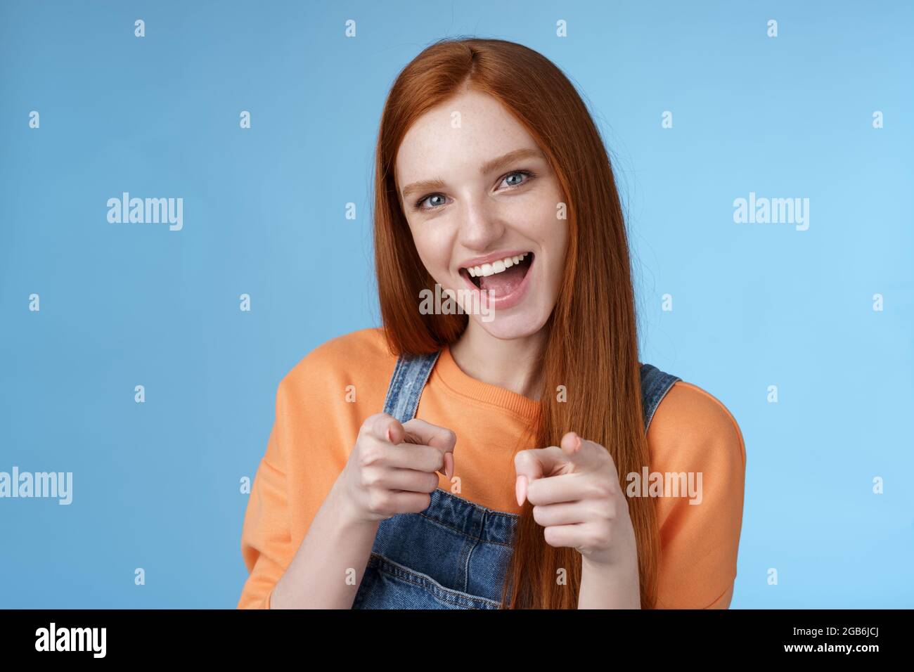 Mes félicitations. Sassy confiant enthousiaste jeune attrayant gingembre fille bleu yeux pointant doigt pistolets caméra sourire largement acclamer ami a fait Banque D'Images