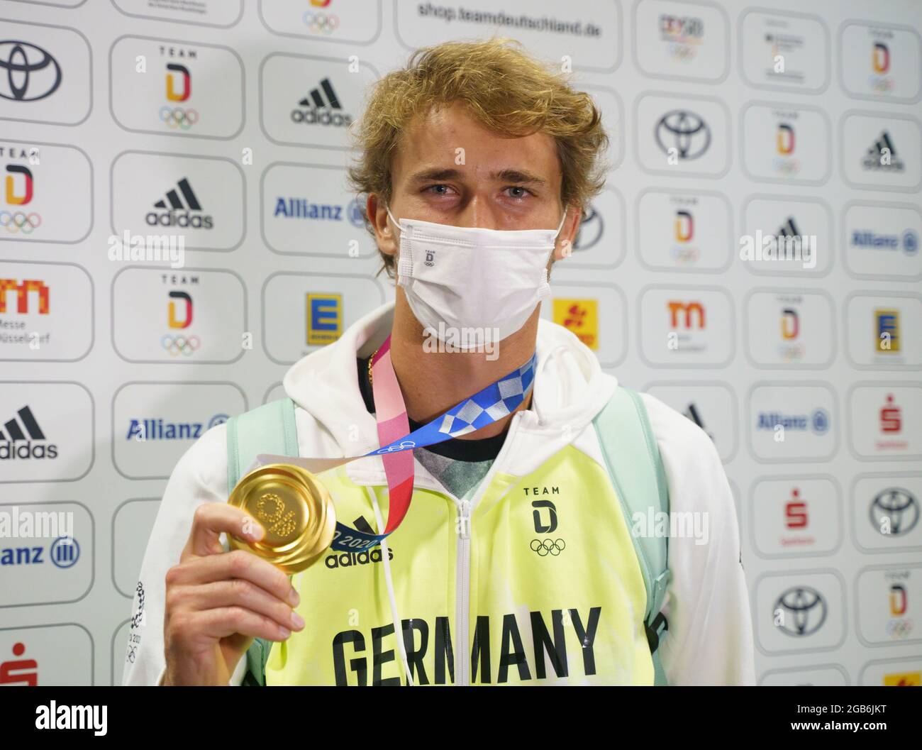 02 août 2021, Hessen, Francfort-sur-le-main: Le joueur de tennis allemand Alexander Zverev montre sa médaille à l'aéroport de Francfort après son arrivée de Tokyo. Il avait remporté la médaille d'or en singles hommes aux Jeux Olympiques. Photo: Frank Rumpenhorst/dpa Banque D'Images