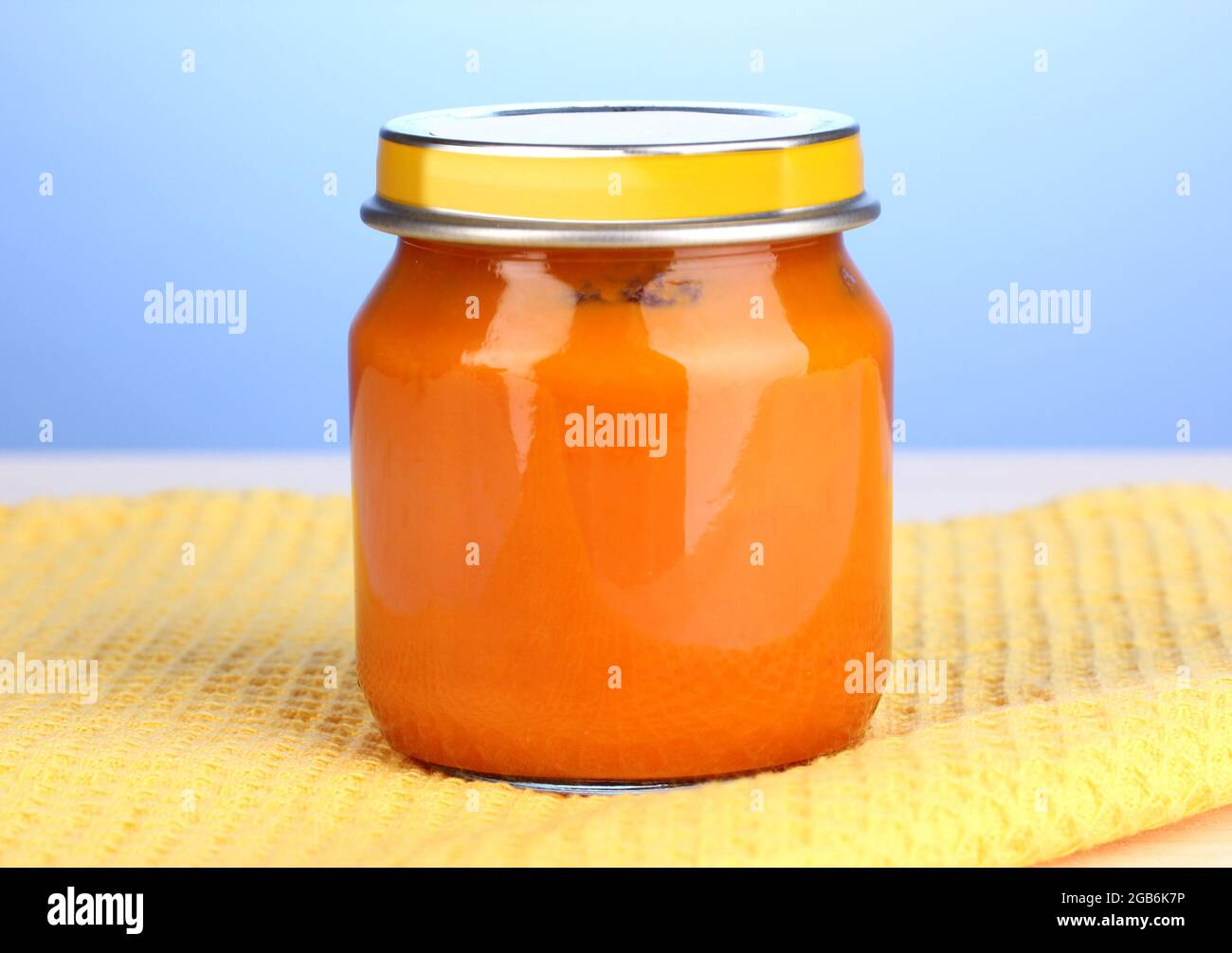Pot De Puree De Bebe Sur Serviette Sur Fond Bleu Photo Stock Alamy