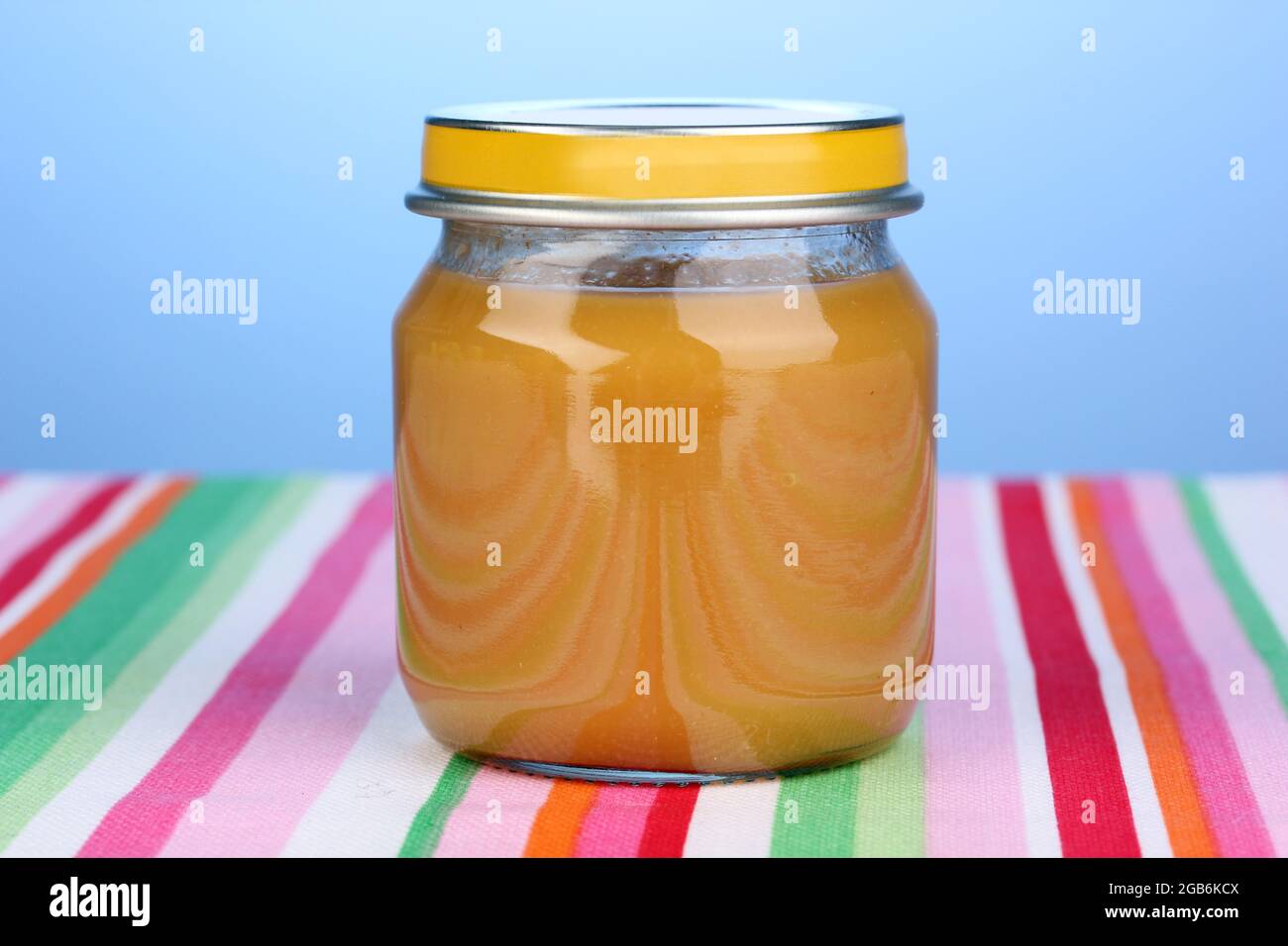 Pot De Puree De Bebe Sur Serviette Sur Fond Bleu Photo Stock Alamy