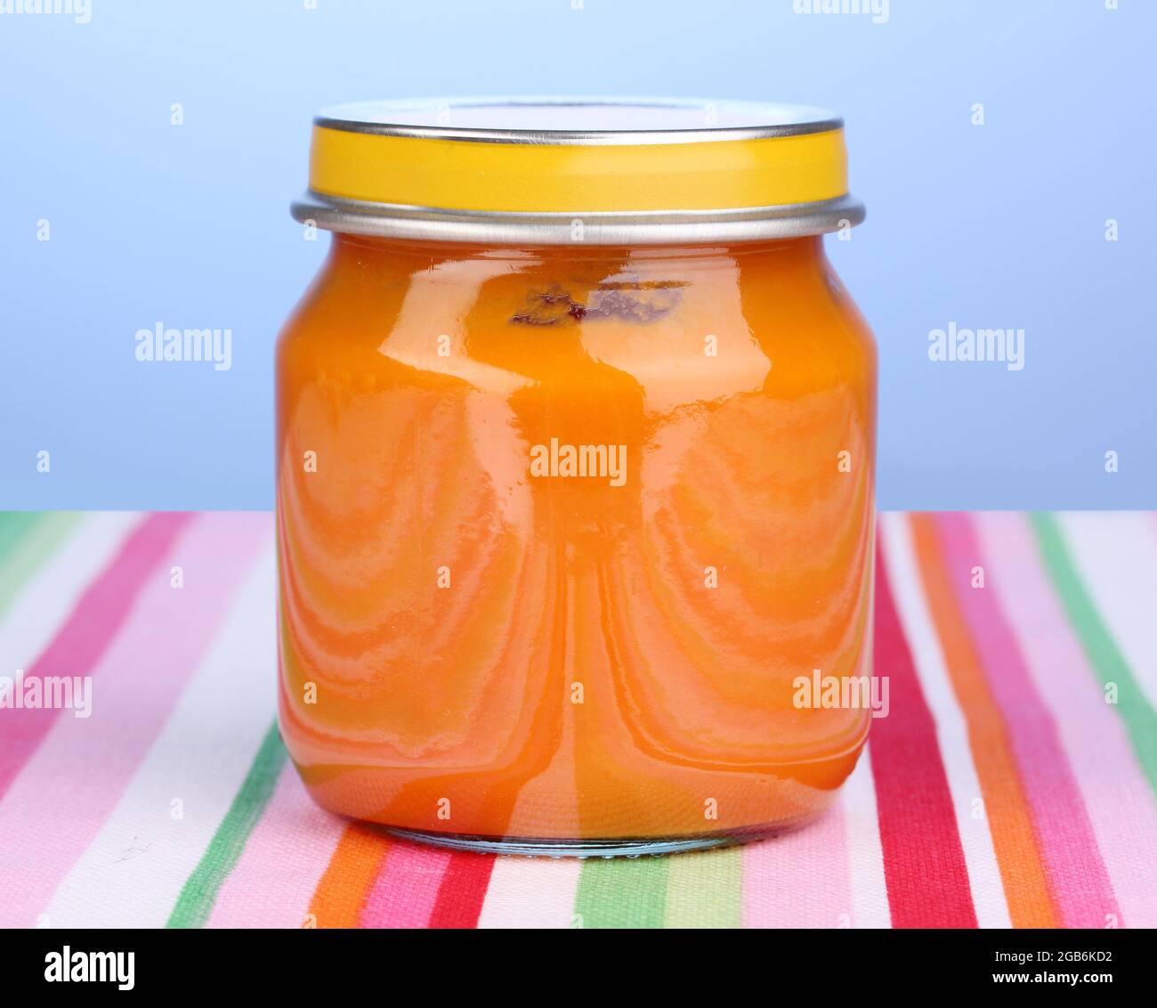 Pot De Puree De Bebe Sur Serviette Sur Fond Bleu Photo Stock Alamy
