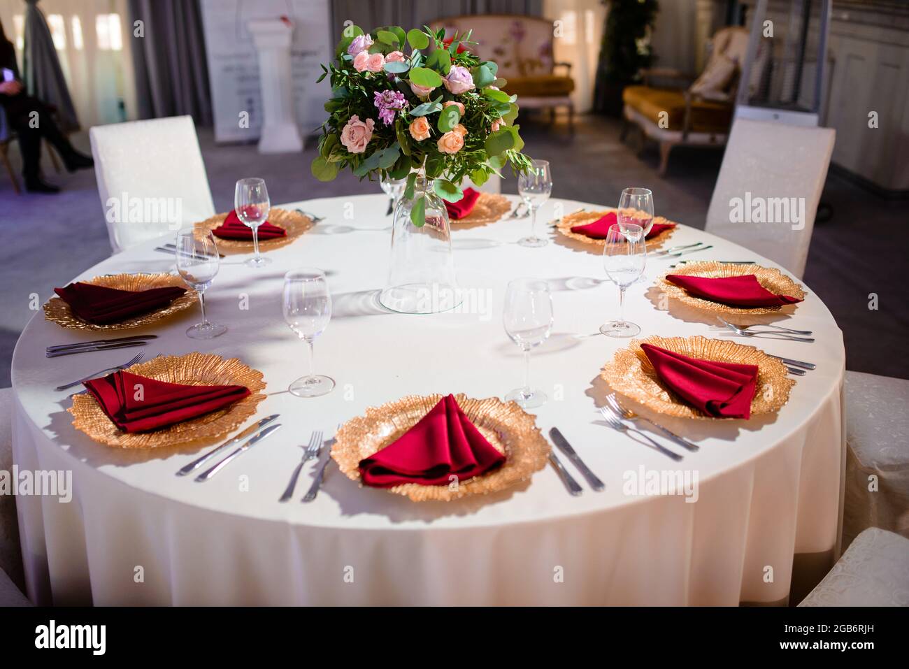 Table servie au restaurant pour les banquets Photo Stock - Alamy