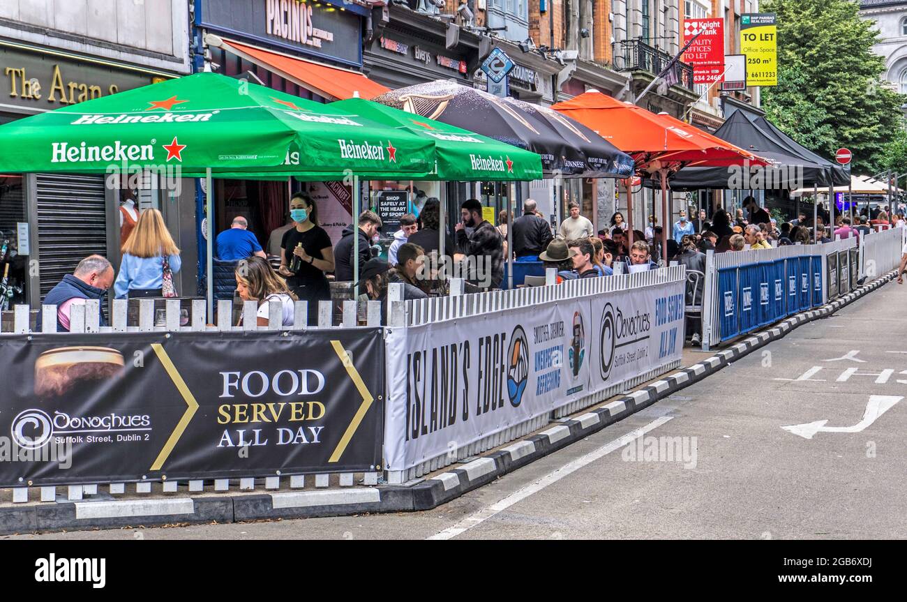 Dîner en plein air dans Suffolk Street à Dublin, Irlande. Certaines parties de la rue ont été piétonnes pour encourager les repas en plein air comme mesure de covid Banque D'Images