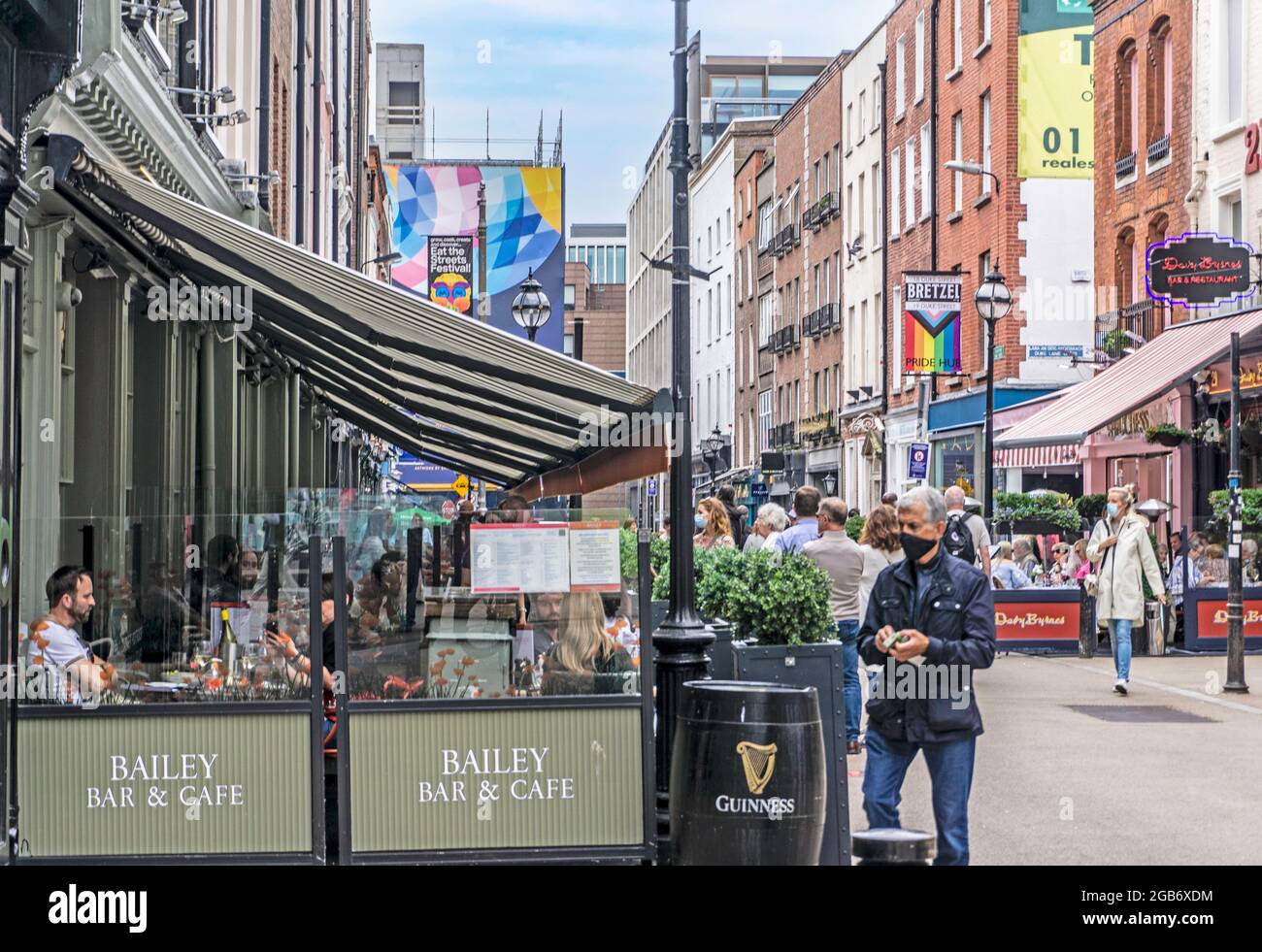 Repas en plein air dans Duke Street à Dublin, Irlande. Certaines parties de la rue ont été piétonnes pour encourager les repas en plein air comme mesure de covid Banque D'Images