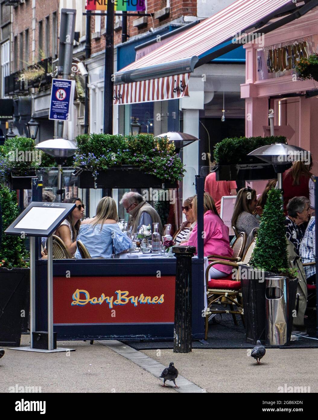 Repas en plein air dans Duke Street à Dublin, Irlande. Certaines parties de la rue ont été piétonnes pour encourager les repas en plein air comme mesure de covid Banque D'Images