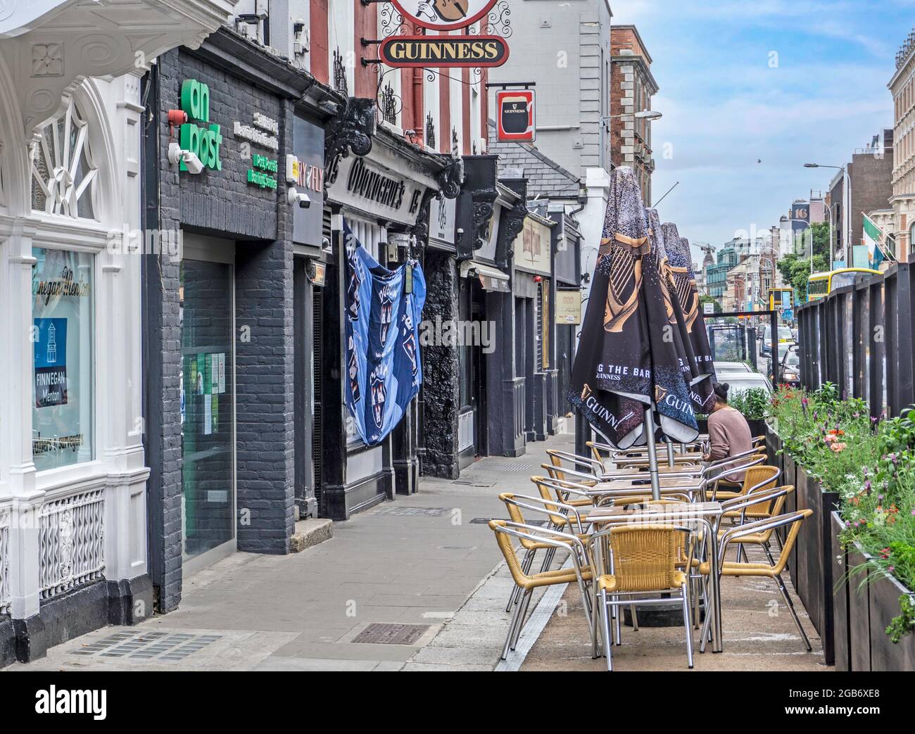 Repas à l'extérieur à Merrion Row à Dublin, Irlande. Certaines parties de la rue ont été piétonnes pour encourager les repas en plein air comme mesure de covid Banque D'Images