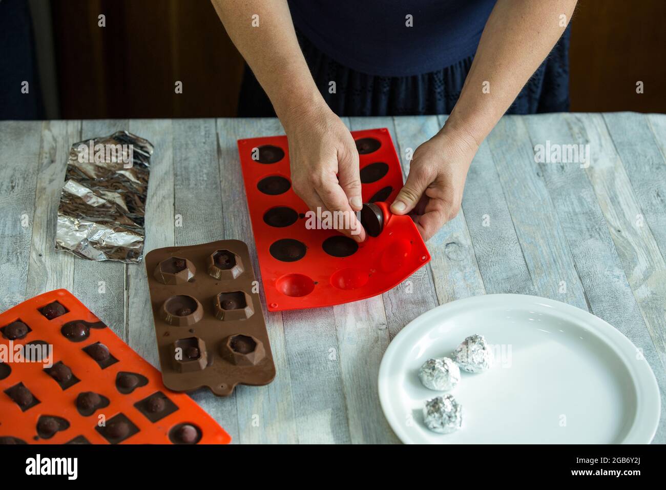Faire Des Chocolats Avec Des Moules En Silicone Processus étape par étape de fabrication de chocolats à partir de