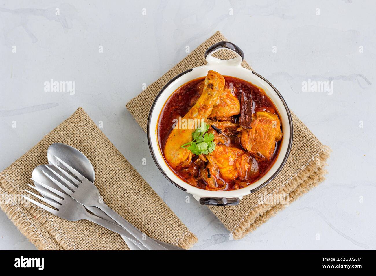 Curry de poulet dans une poêle directement au-dessus de la nourriture indienne horizontale photo Banque D'Images