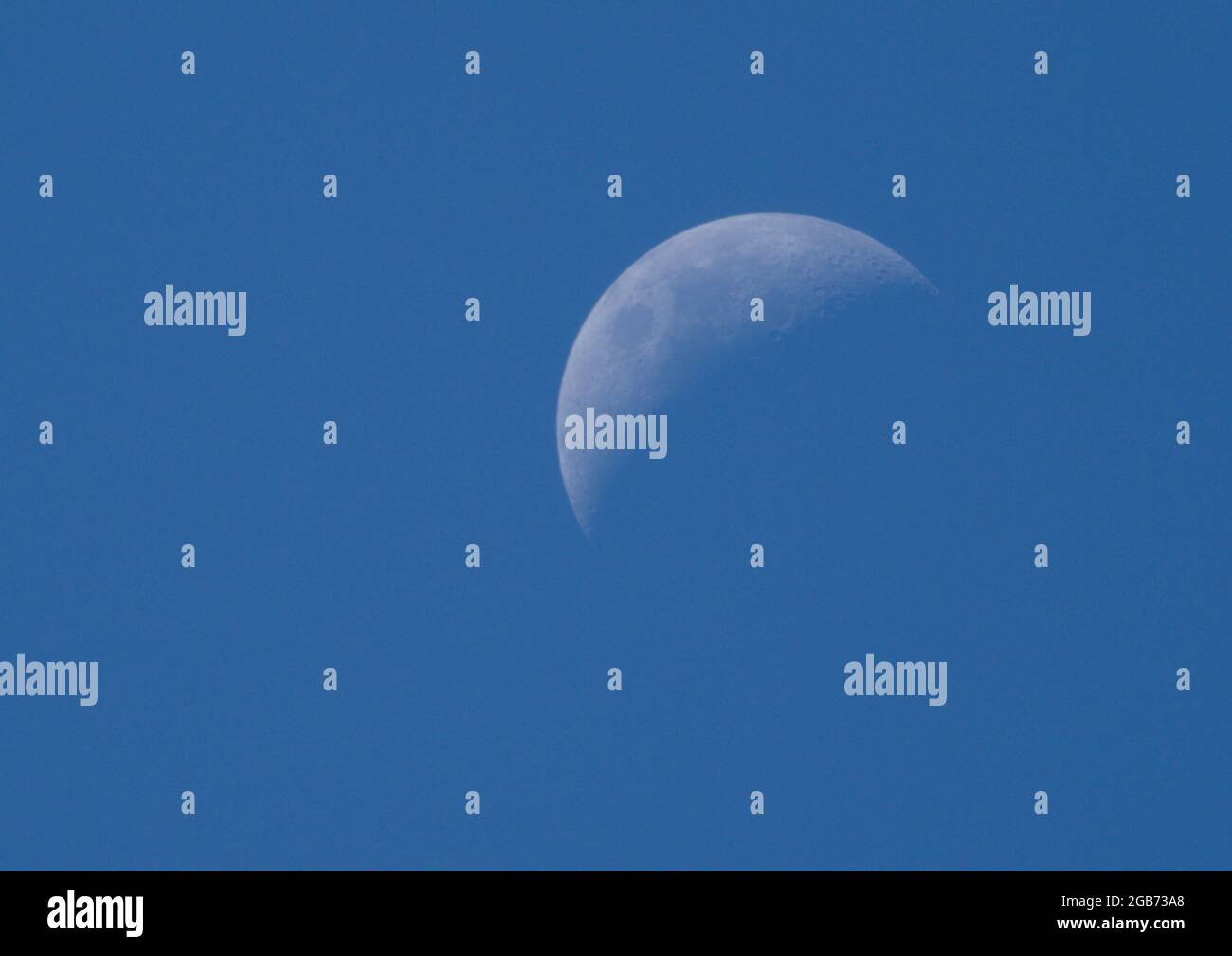 Gros plan du quartier lumineux de la lune pendant la journée dans le ciel bleu, montagnes Semien, Éthiopie. Banque D'Images