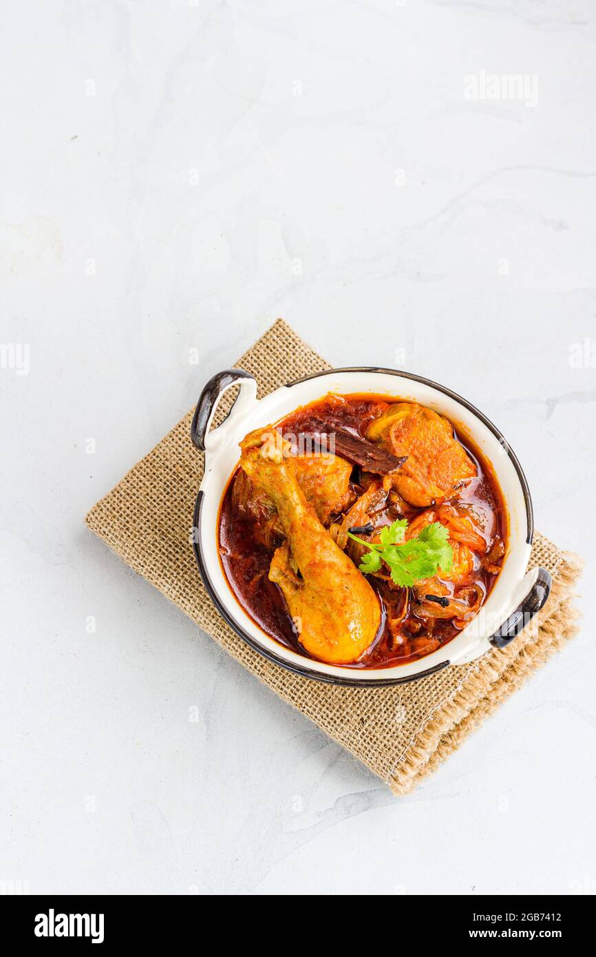 Curry de poulet épicé indien dans un Kadai sur fond blanc directement au-dessus de la nourriture indienne photo Banque D'Images