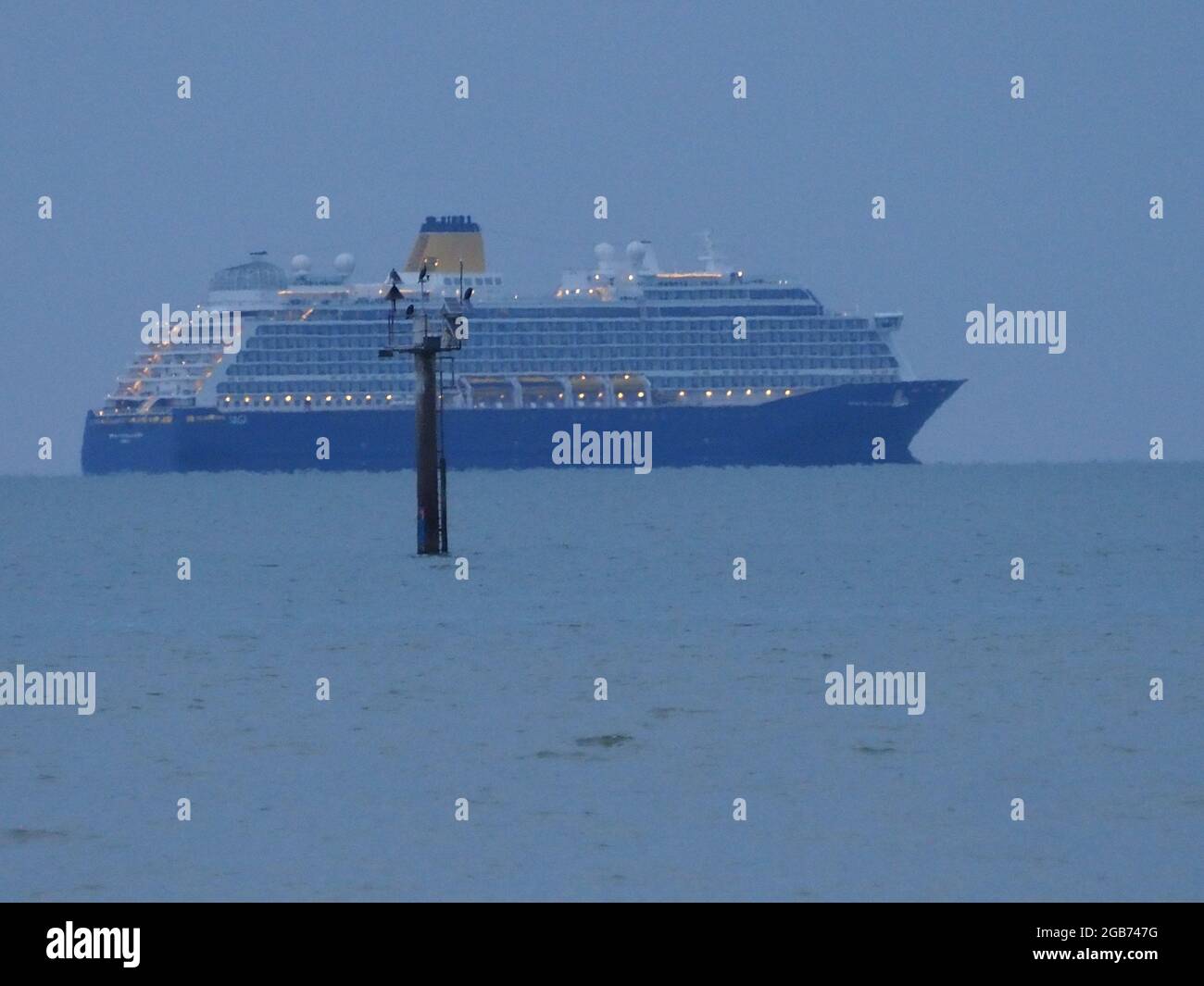 Sheerness, Kent, Royaume-Uni. 2 août 2021. Le bateau de croisière de saga, « Spirit of Discovery », quitte la Tamise, vu de Sheerness, dans le Kent ce soir. Saga vient d'annoncer une nouvelle croisière britannique à bord de Spirit of Discovery, avant que le navire et son navire jumeau Spirit of Adventure ne visitent l'Europe en octobre, lorsqu'ils prévoient de reprendre leurs croisières internationales au départ du Royaume-Uni, pour la première fois depuis mars 2020. Crédit : James Bell/Alay Live News Banque D'Images