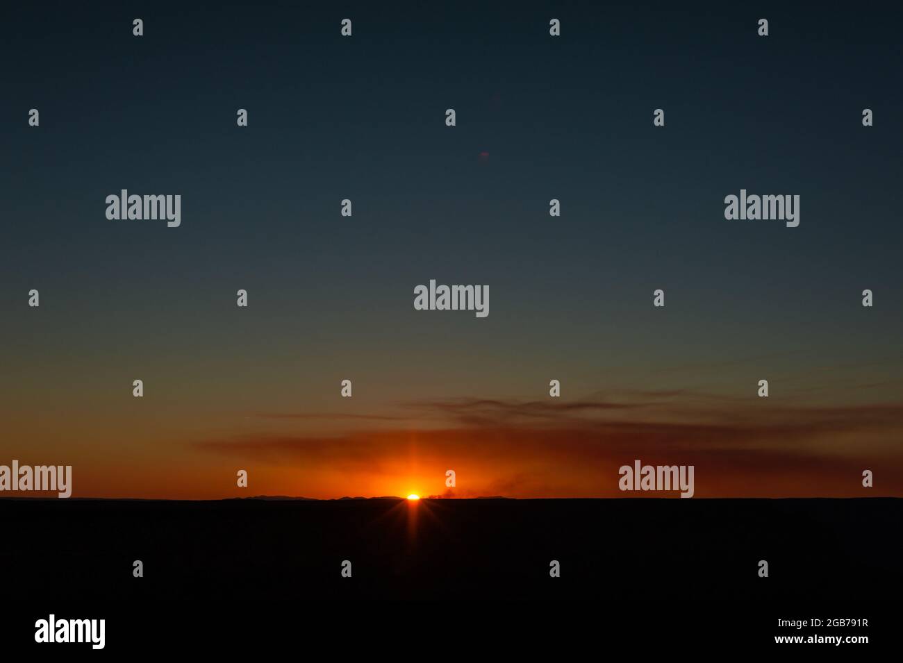 Dernier rayon de soleil avec les silhouettes des collines au coucher du soleil dans le parc national du Grand Canyon Banque D'Images