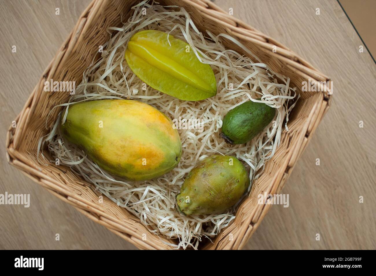 Grand panier de fruits tropicaux frais, carambola, papaye, féijoa, poire  pirickly ou opuntia. Fruits exotiques, concept de saine alimentation Photo  Stock - Alamy