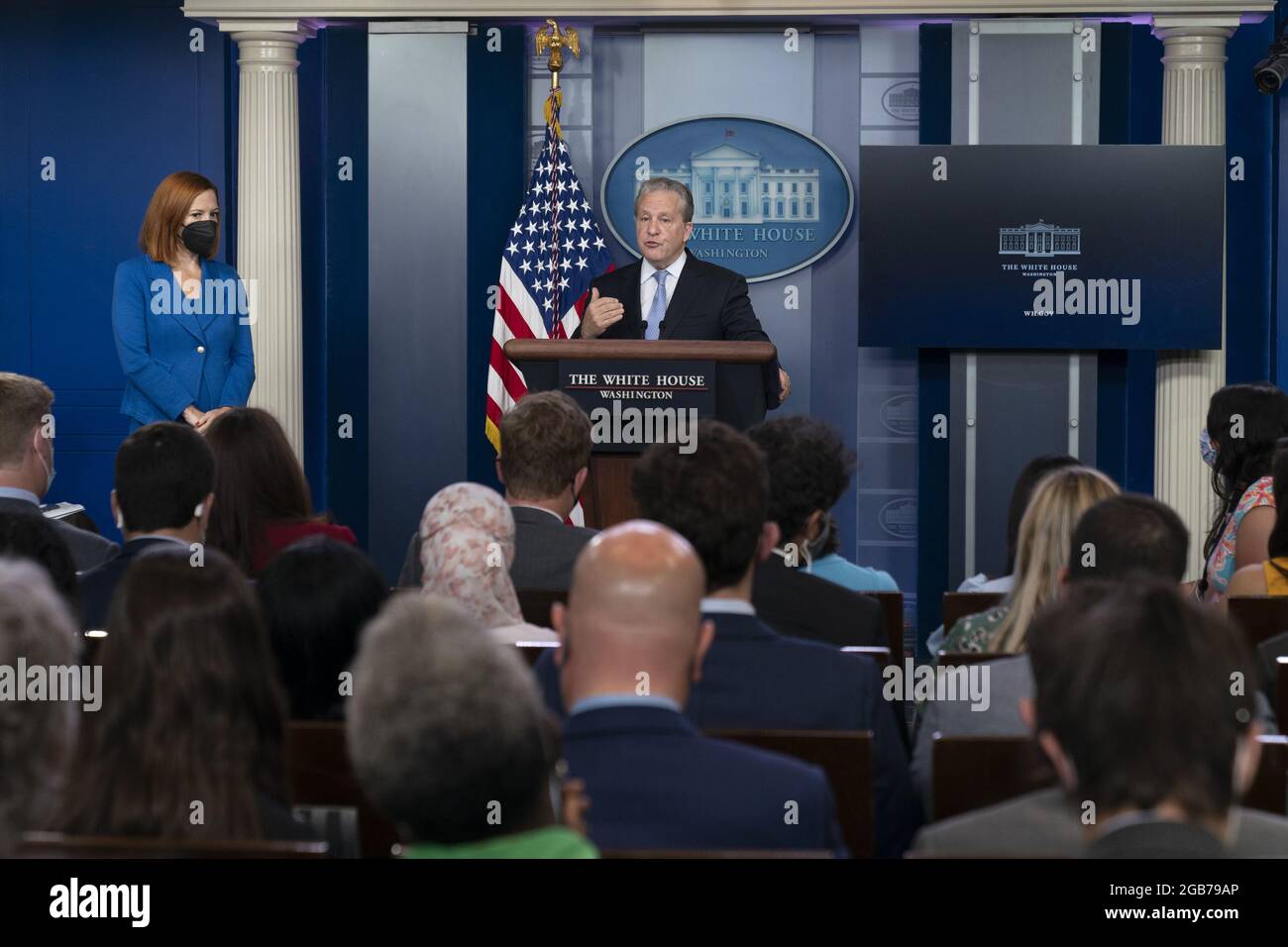 Washington, États-Unis. 02 août 2021. Gene Sperling, coordinateur du plan de sauvetage américain de la Maison Blanche, tient un exposé à la Maison Blanche à Washington, DC, le lundi 2 août 2021 photo de Chris Kleponis/UPI crédit: UPI/Alay Live News Banque D'Images