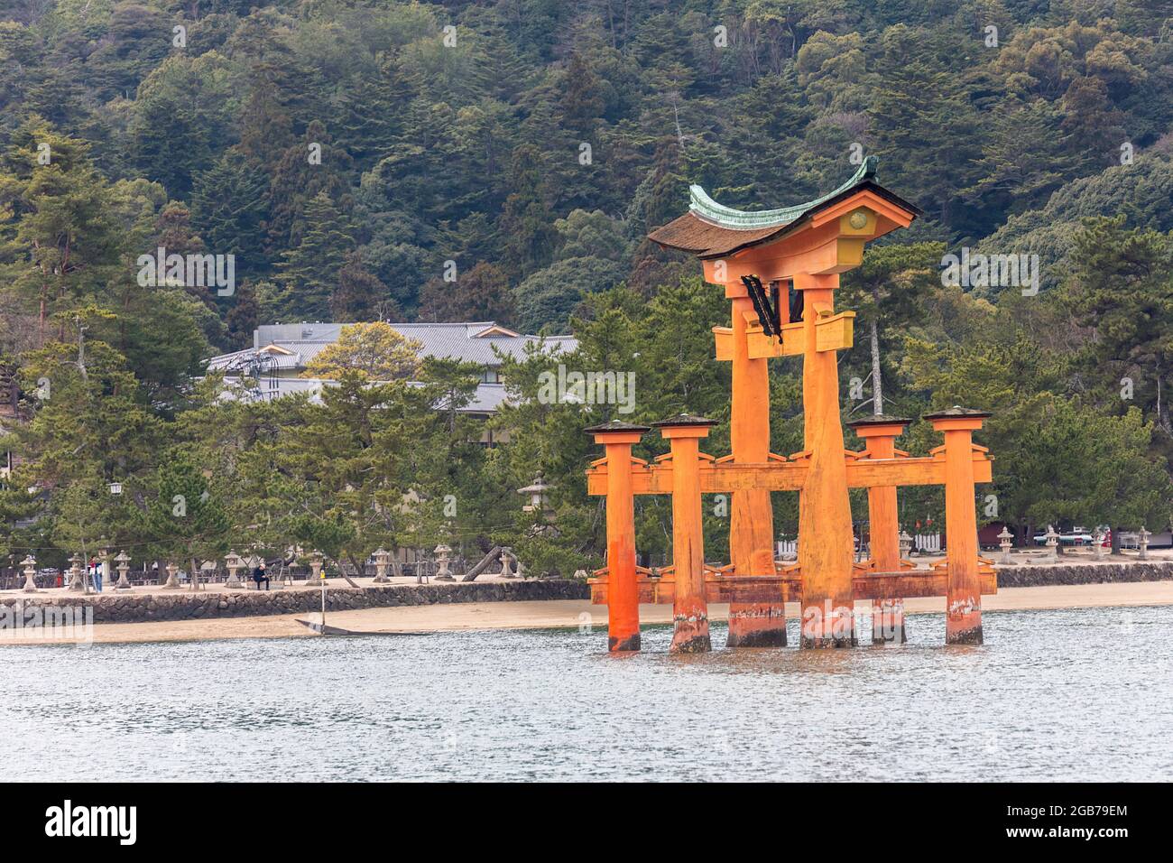 Porte torii, Temple d'Itsukushima, Miyajima, Japon Banque D'Images