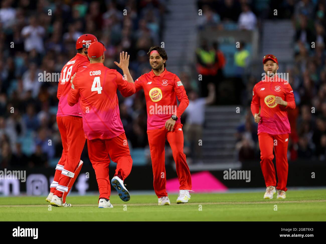 Le Qais Ahmad de Welsh Fire célèbre avec ses coéquipiers après avoir pris le cricket de Colin Ingram d'Oval Invincibles lors du match de cent au Kia Oval, Londres. Date de la photo: Lundi 2 août 2021. Banque D'Images