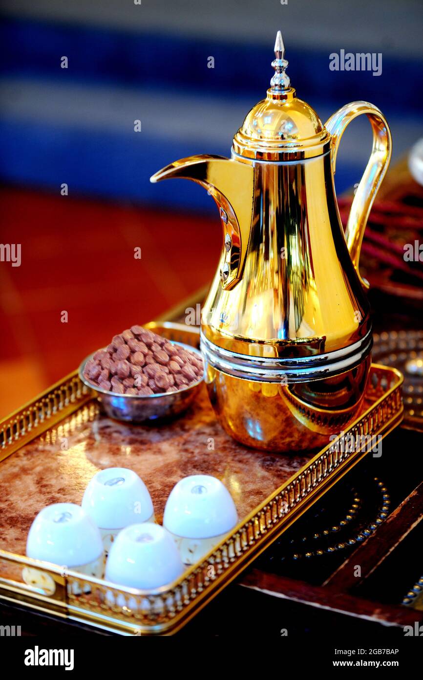 Un dallah est un café arabe traditionnel utilisé pendant des siècles pour préparer et servir Qahwa (gahwa), un café arabe - QATAR Banque D'Images