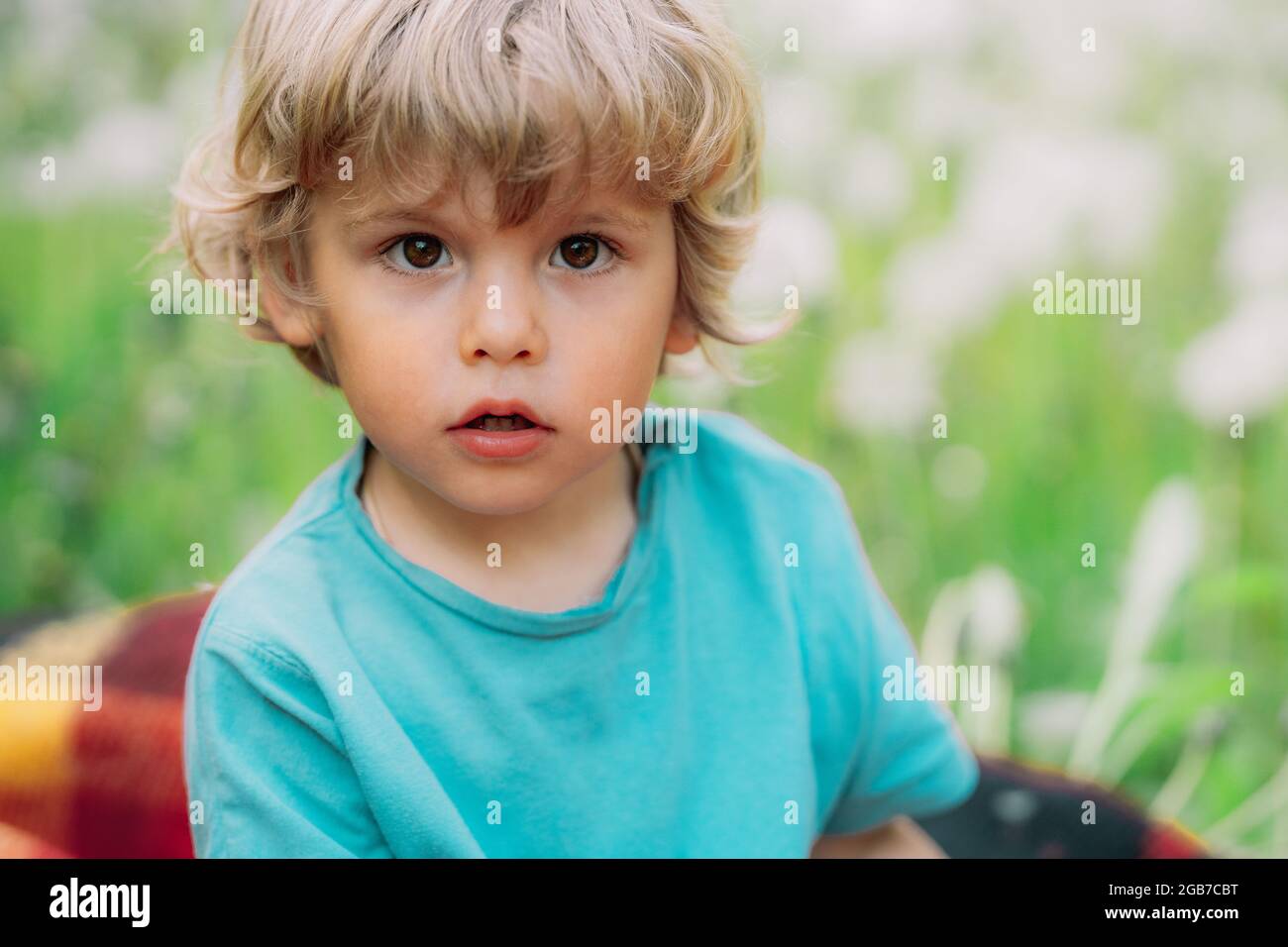 Portrait De Bebes Garcons Assis Dans Le Champ De Pissenlit Sur Fond Vert Un Tout Petit Mignon Avec Des Cheveux Boucles Et De Grands Yeux Qui Regardent L Appareil Photo Famille Amour Enfant Photo Portrait De Bebes Garcons Assis Dans Le Champ De Pissenlit Sur Fond Vert Un Tout Petit Mignon Avec Des Cheveux Boucles Et De Grands Yeux Qui Regardent L Appareil Photo Famille Amour Enfant Photo