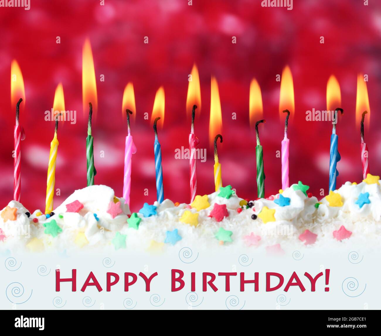 Belle Anniversaire Bougies Sur Fond Rouge Photo Stock Alamy