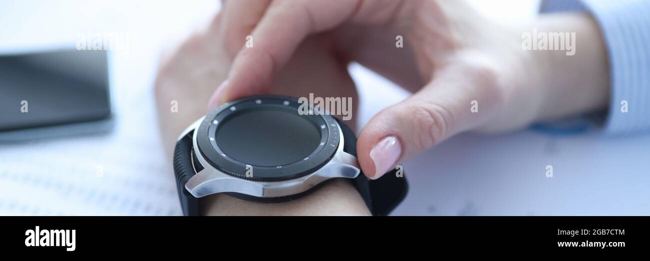 Montre intelligente avec bracelet noir sur la main de la femme Banque D'Images