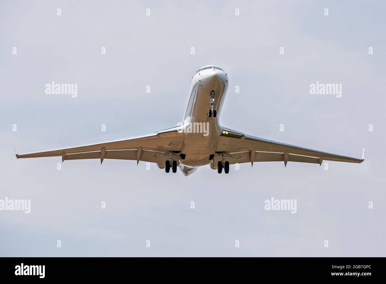 Photographie d'un avion quelques secondes avant l'atterrissage Banque D'Images