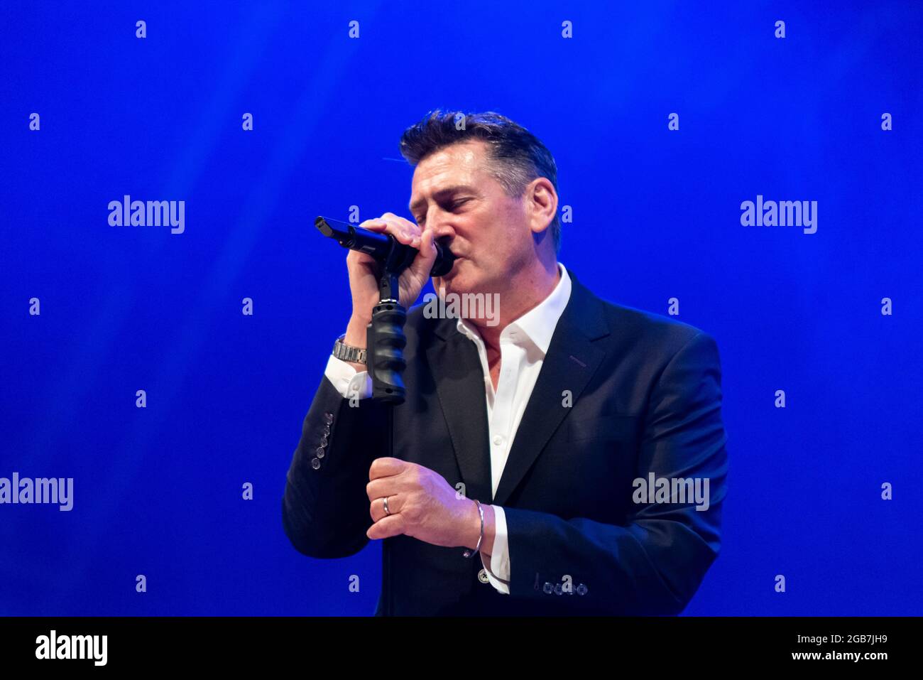 Tony Hadley chantant avec son groupe The Fabulous TH Band au festival de musique Fantasia à Maldon, Essex, Royaume-Uni. Premier concert après l'arrêt de la pandémie de COVID Banque D'Images