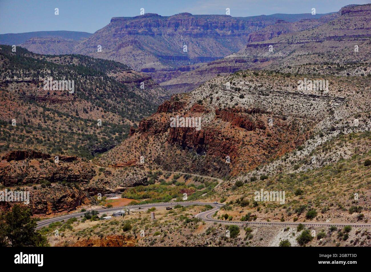 Une route courbe le terrain accidenté du désert de montagne du sud-ouest américain. Banque D'Images Une route courbe le terrain accidenté du désert de montagne du sud-ouest américain. Banque D'Images