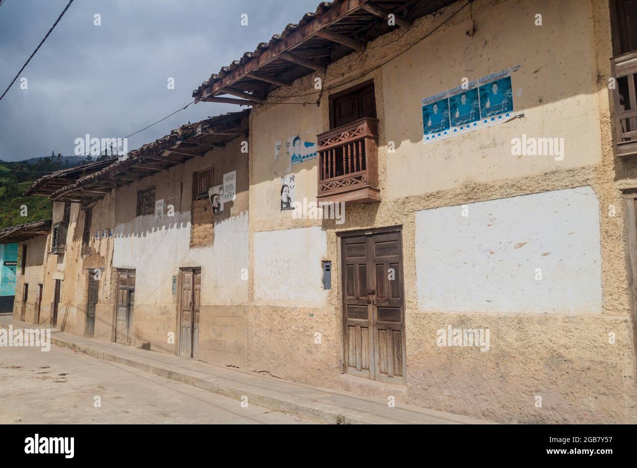 LEYMEBAMBA, PÉROU - 9 JUIN 2015 : maisons avec affiches électorales dans un village de Leymebamba, au nord du Pérou. Banque D'Images