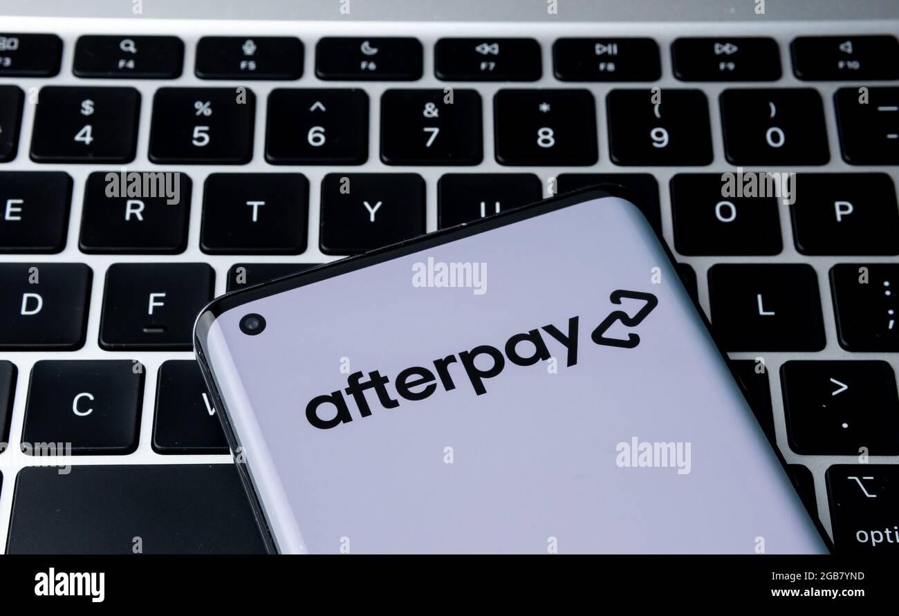 Logo de la société Afterpay visible sur le smartphone placé sur le clavier. Acheter maintenant payer plus tard entreprise. Stafford, Royaume-Uni, 2 août 2021. Banque D'Images