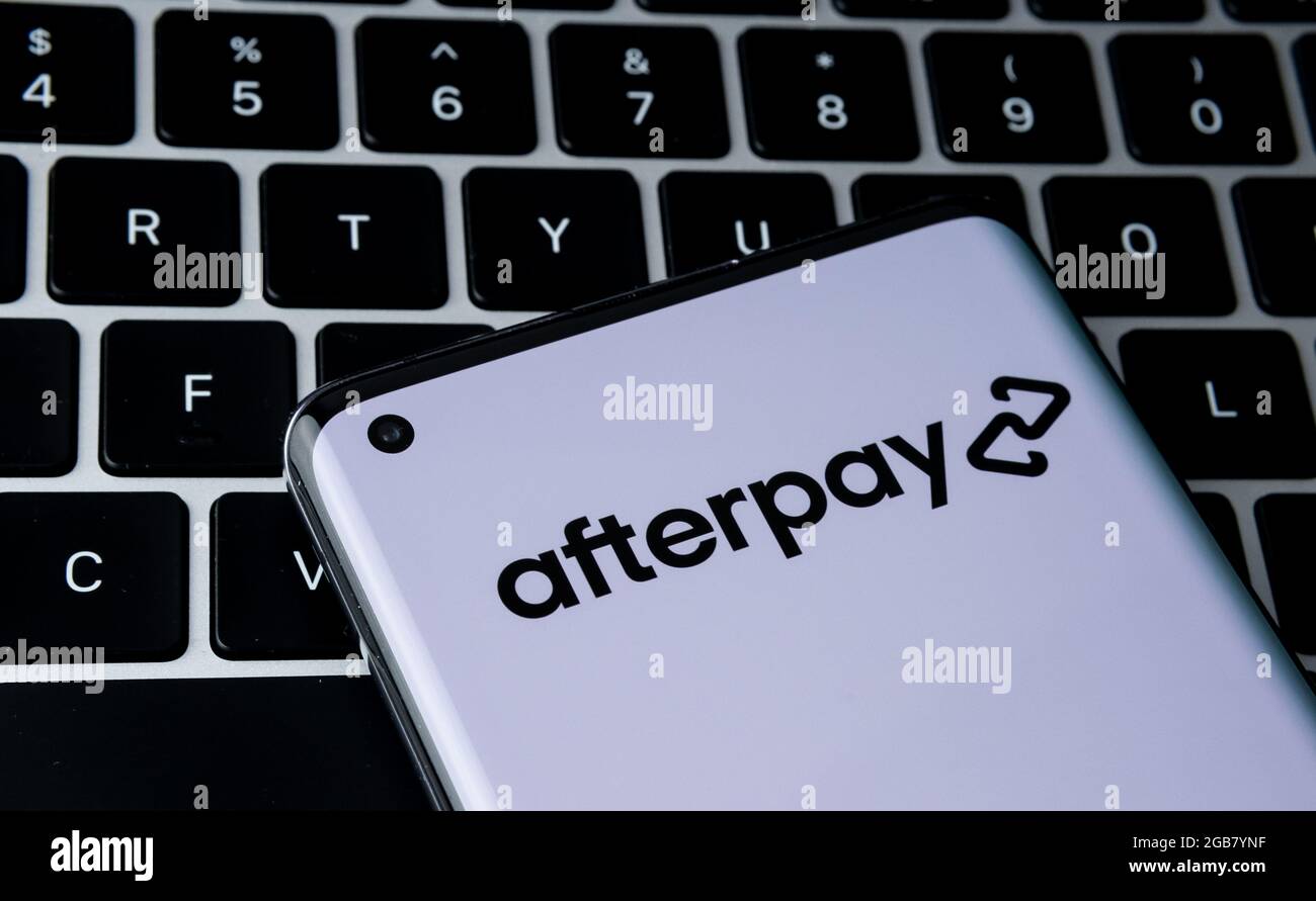 Logo de la société Afterpay visible sur le smartphone placé sur le clavier. Acheter maintenant payer plus tard entreprise. Stafford, Royaume-Uni, 2 août 2021. Banque D'Images