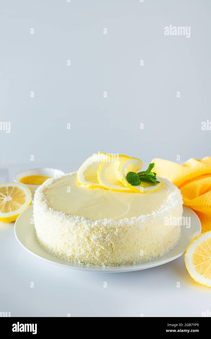 Dessert en biscuit au citron décoré de flocons de noix de coco. Gâteau délicat au fromage blanc à la crème. Banque D'Images