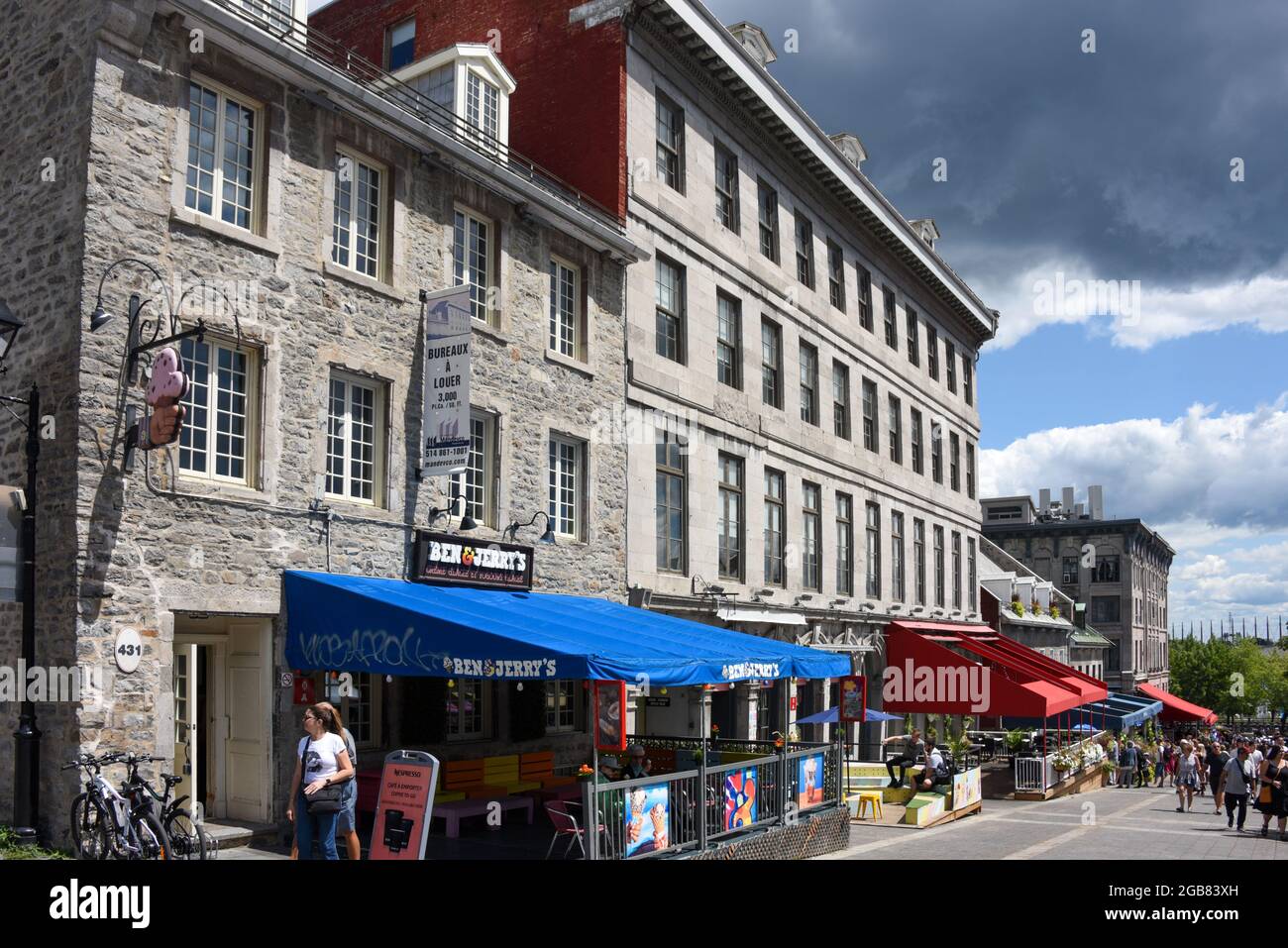 Montréal, Canada - le 31 juillet 2021 : les gens apprécient la place Jacques-Cartier une place avec de nombreux commerces et restaurants dans le Vieux-Montréal, Québec, Canada ne Banque D'Images