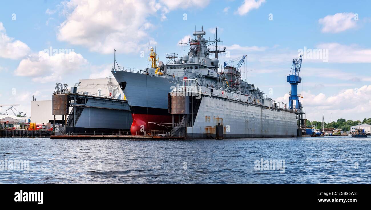 Destroyer en cale sèche dans le port de Wilhelmshaven, Allemagne Banque D'Images