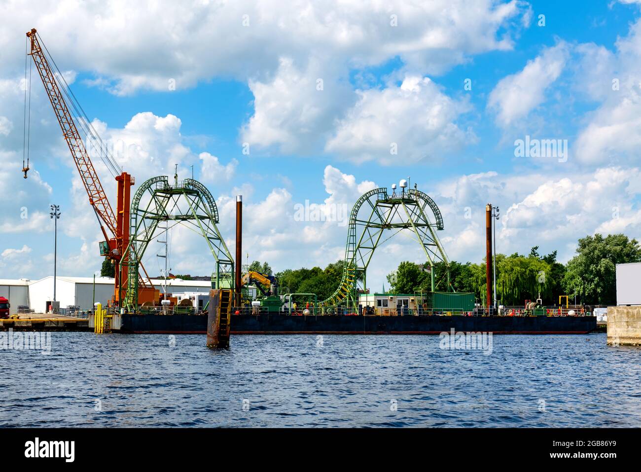 Ponton de câble de la flotte de Boskalis dans le port de Wilhelmshafen. Boskalis dispose d'une flotte étendue et polyvalente comprenant environ 700 navires A. Banque D'Images