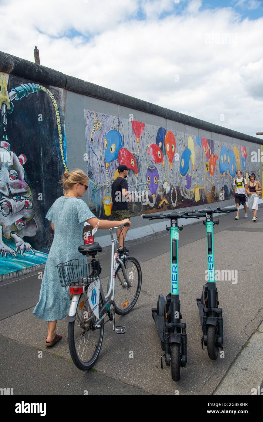 Vestiges du célèbre mur à Berlin, en Allemagne. Peint par des artistes. Banque D'Images