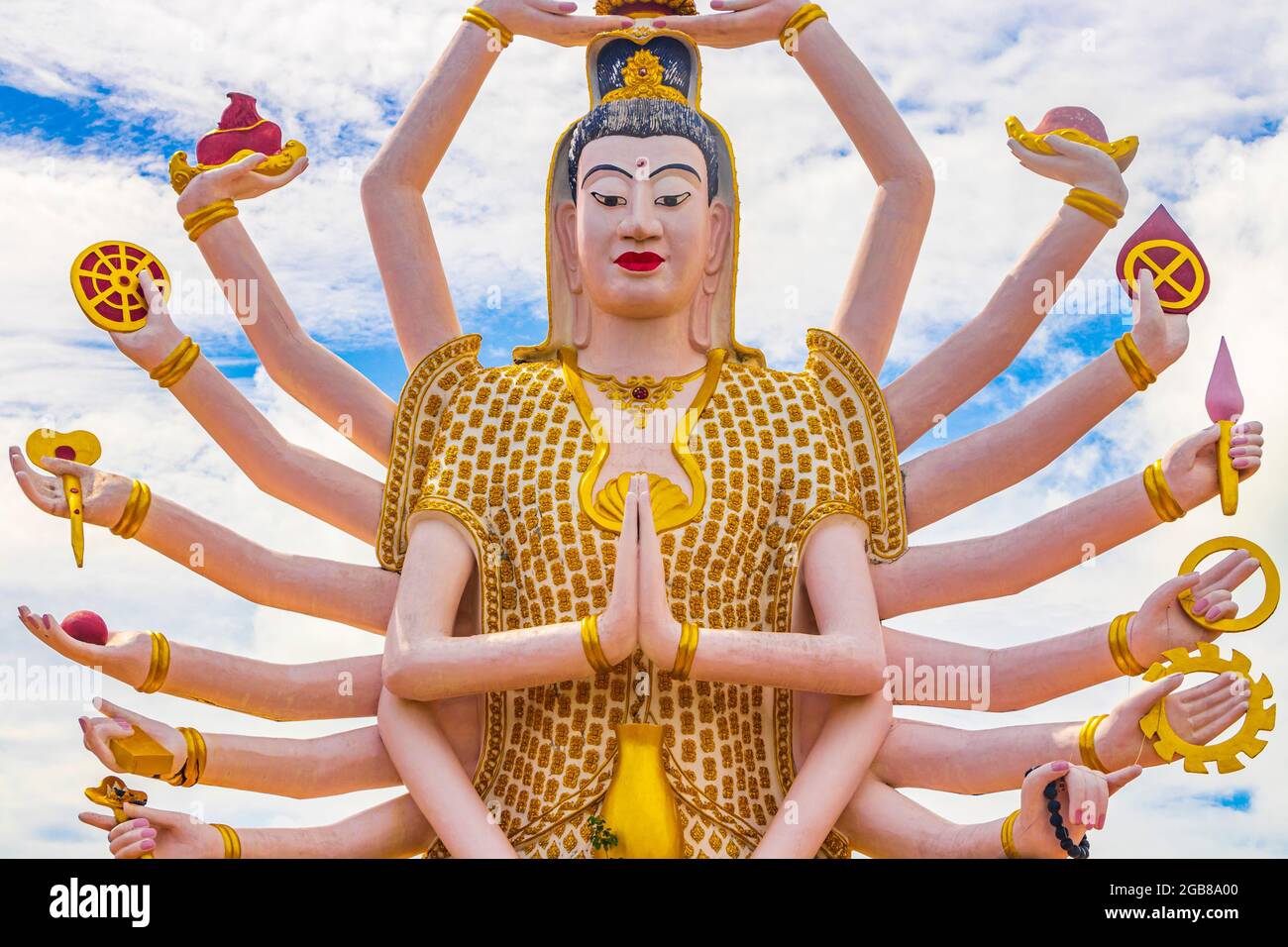 Immense statue colorée de dix-huit bras de la déesse Guan Yin dans le  temple de Wat Plai Laem sur l'île de Koh Samui Surat Thani Thaïlande Photo  Stock - Alamy