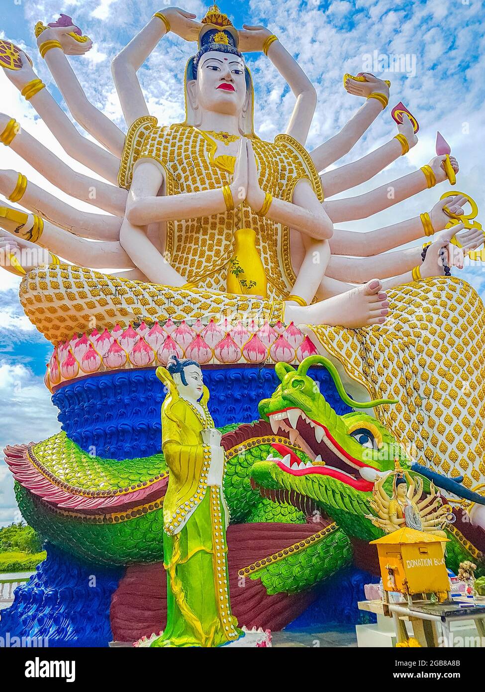 Immense statue colorée de dix-huit bras de la déesse Guan Yin dans le temple  de Wat Plai Laem sur l'île de Koh Samui Surat Thani Thaïlande Photo Stock -  Alamy