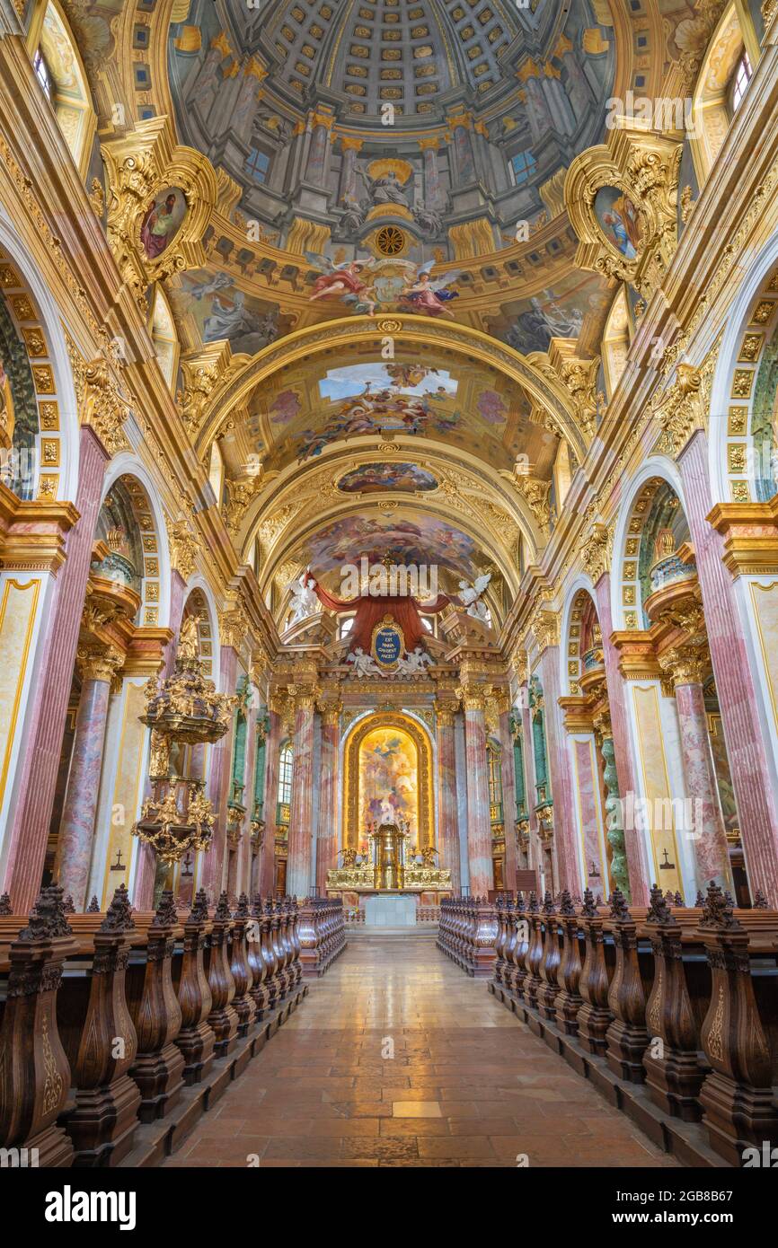 VIENNE, AUSTIRA - JULI 5, 2021: La nef de l'église baroque des Jésuites. Banque D'Images