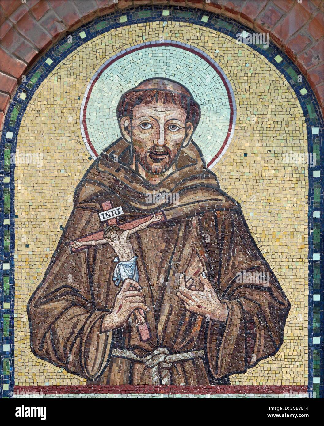 VIENNE, AUSTIRA - JULI 5, 2021: La mosaïque de Saint François d'Assise de l'église ouest sur la façade de l'église Saint Antoine dès le début de 20. Cent. Banque D'Images