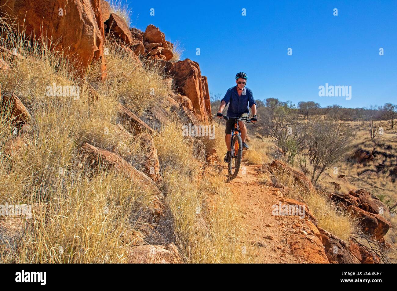 Sur le réseau de pistes cyclables d'Alice Springs Banque D'Images