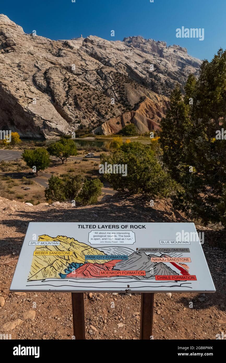 Panneau d'interprétation sur les formations rocheuses dans la région de Split Mountain du Dinosaur National Monument, Utah, États-Unis Banque D'Images