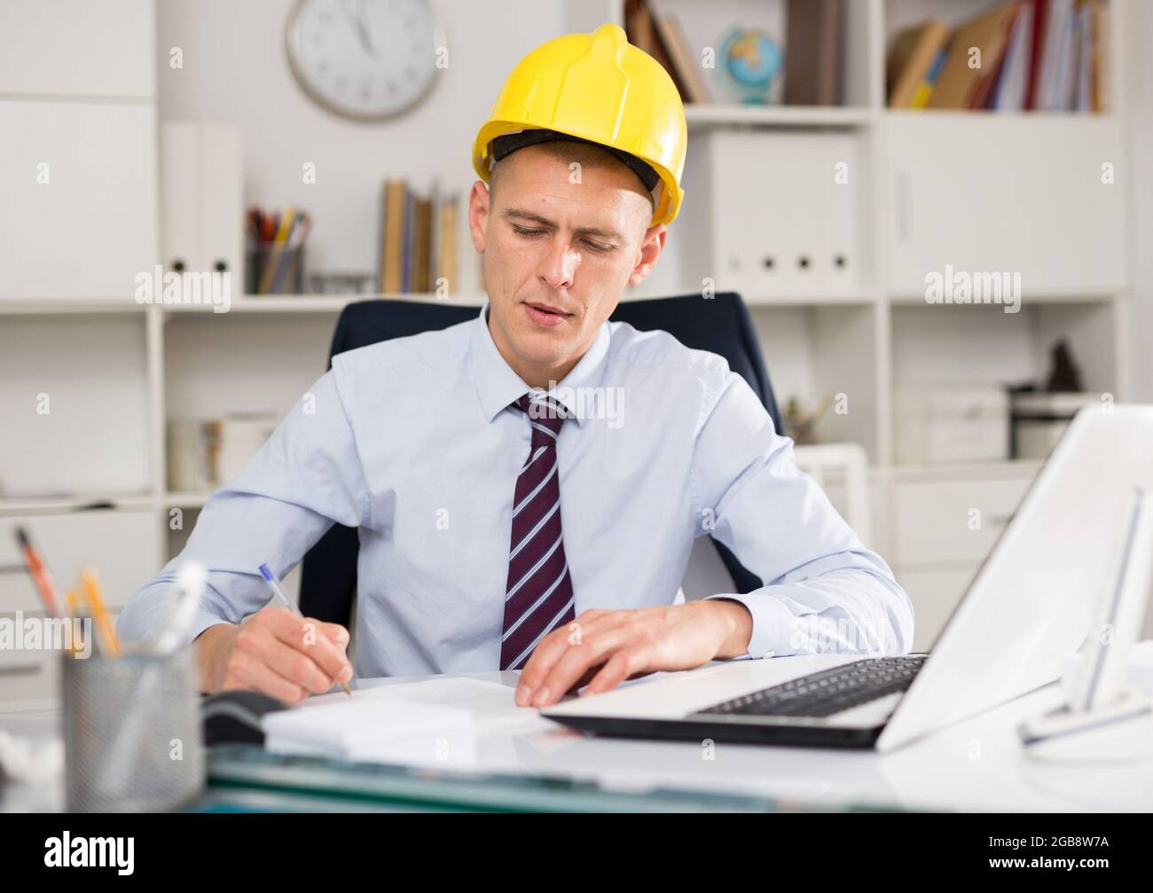 Portrait de l'architecte américain en casque jaune Banque D'Images